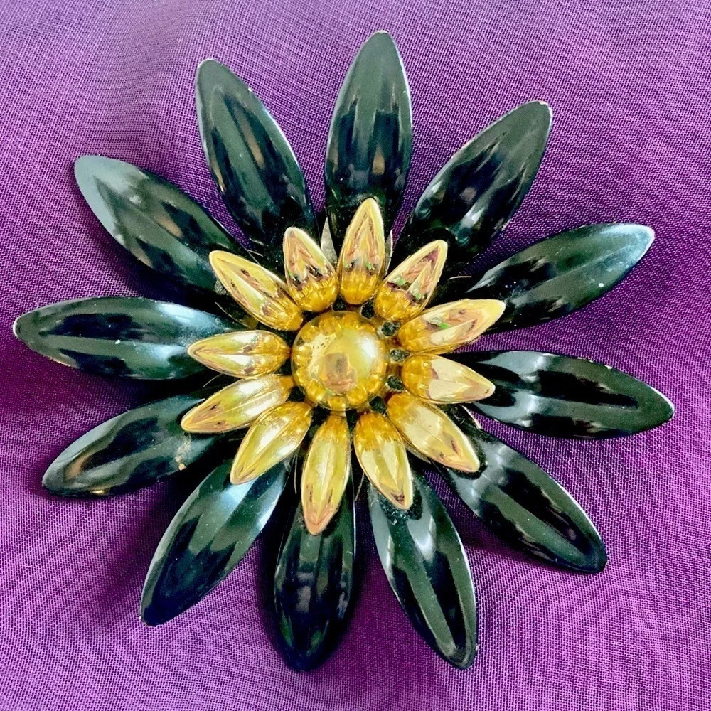 Beautiful Vintage Black‎ Enamel and Gold Tone Flower Brooch by Sarah Coventry